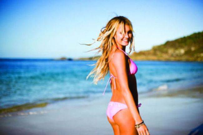 Девушки летом на пляже Девушки летом на пляже