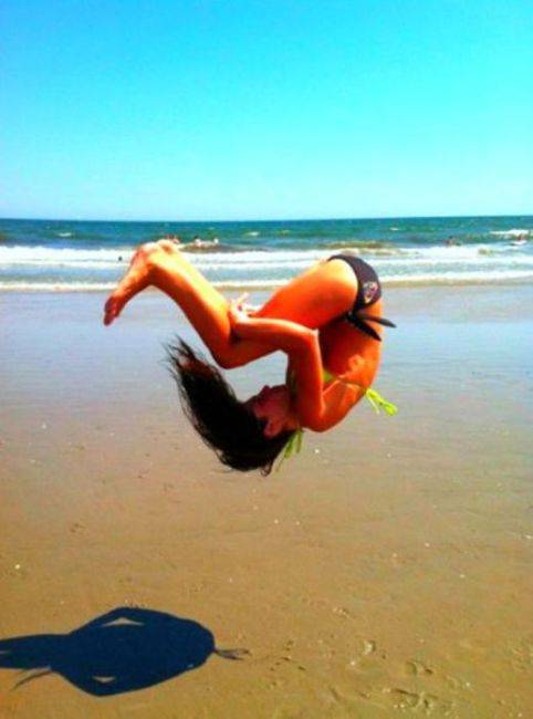 Девушки летом на пляже Девушки летом на пляже