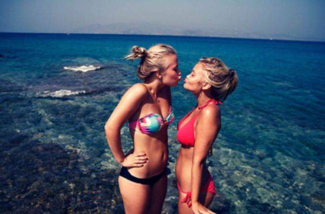 Девушки летом на пляже Девушки летом на пляже