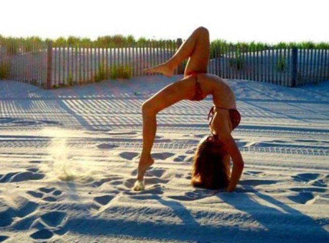 Девушки летом на пляже Девушки летом на пляже