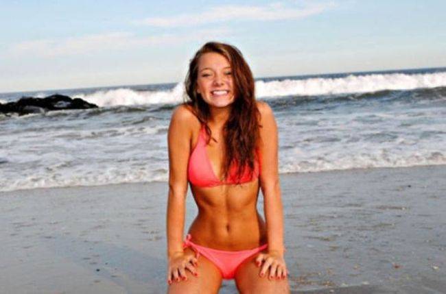 Девушки летом на пляже Девушки летом на пляже