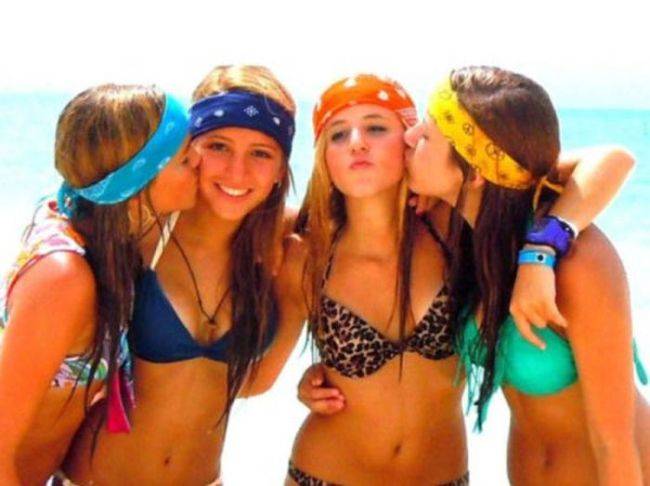 Девушки летом на пляже Девушки летом на пляже