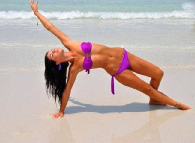 Девушки летом на пляже Девушки летом на пляже