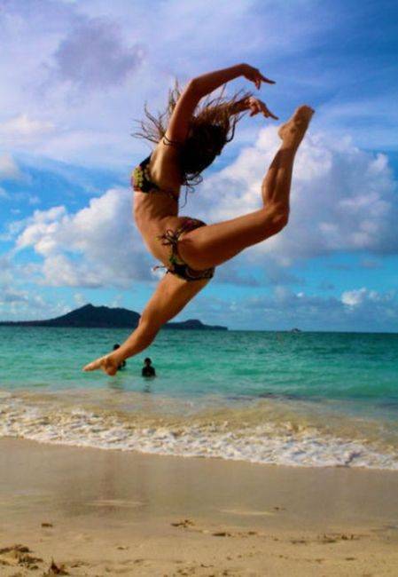 Девушки летом на пляже Девушки летом на пляже