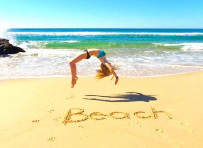 Девушки летом на пляже Девушки летом на пляже