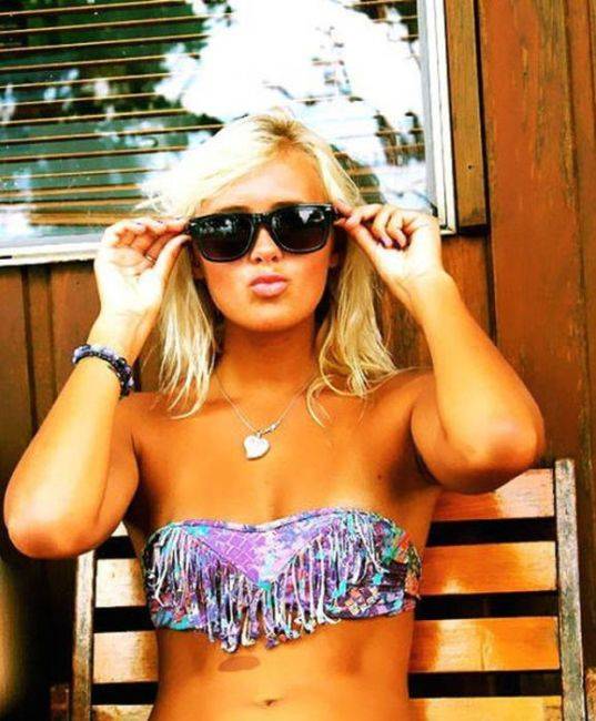 Девушки летом на пляже Девушки летом на пляже