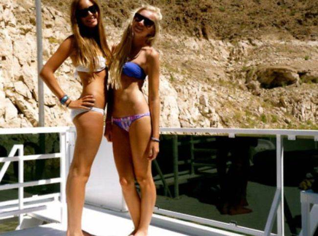 Девушки летом на пляже Девушки летом на пляже