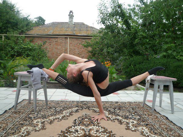 Девушки показывают растяжку