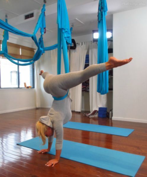 Девушки показывают растяжку