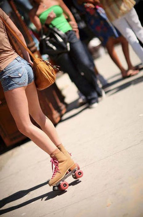 Девушки в коротких шортах и юбках Девушки в коротких шортах и юбках