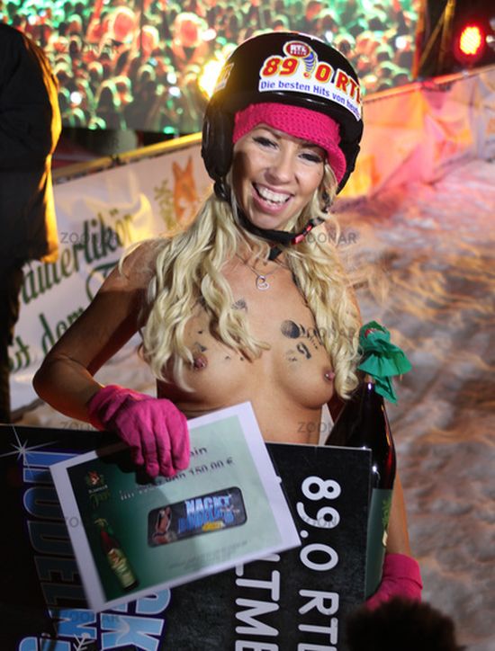 Голый заезд на санках в Германии (эротика) Голый заезд на санках в Германии (эротика)