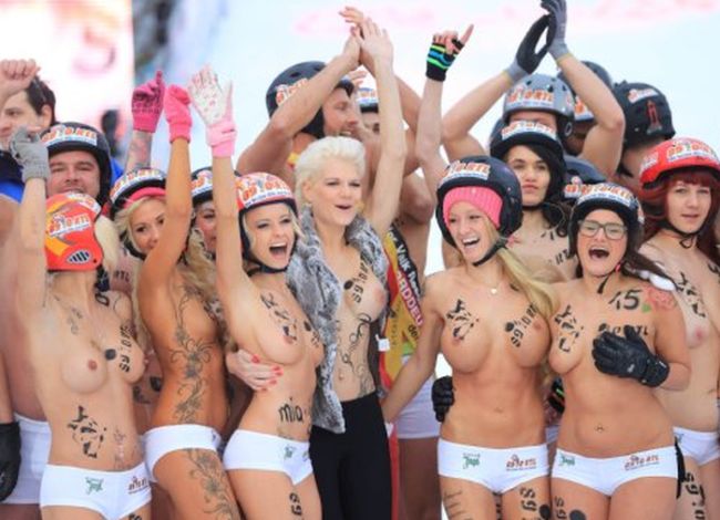 Голый заезд на санках в Германии (эротика) Голый заезд на санках в Германии (эротика)