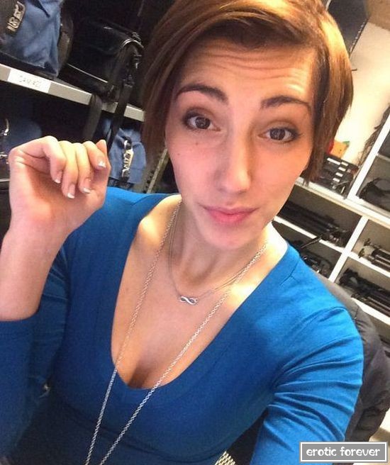 Когда девушкам скучно на рабочем месте