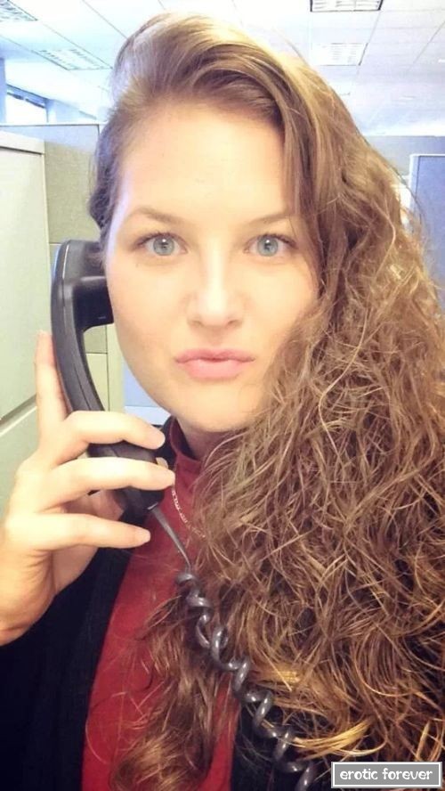 Когда девушкам скучно на рабочем месте