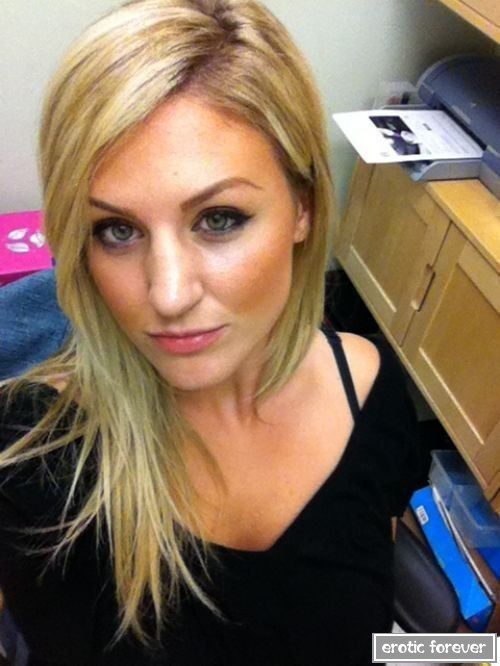 Когда девушкам скучно на рабочем месте