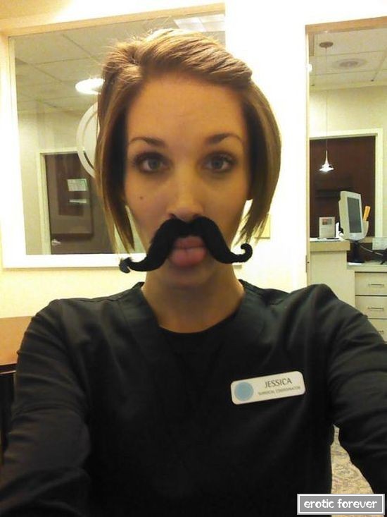 Когда девушкам скучно на рабочем месте