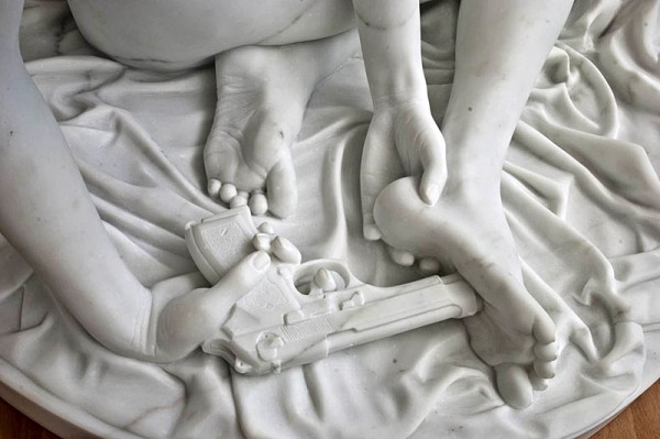 Мраморная эротика: обнаженные дамы с оружием