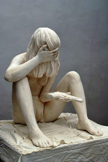 Мраморная эротика: обнаженные дамы с оружием