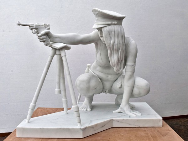 Мраморная эротика: обнаженные дамы с оружием