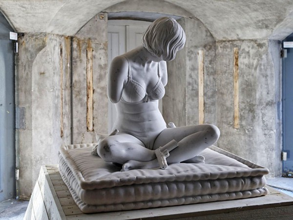 Мраморная эротика: обнаженные дамы с оружием