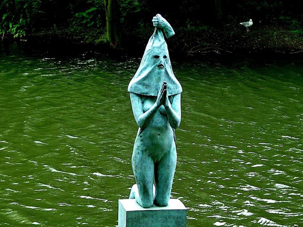 Мраморная эротика: обнаженные дамы с оружием