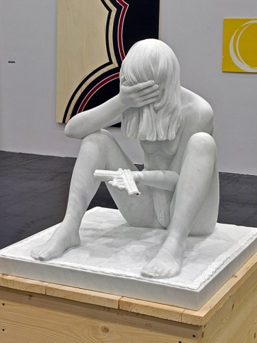 Мраморная эротика: обнаженные дамы с оружием