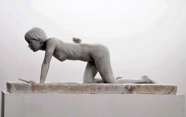 Мраморная эротика: обнаженные дамы с оружием