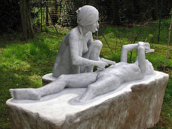 Мраморная эротика: обнаженные дамы с оружием