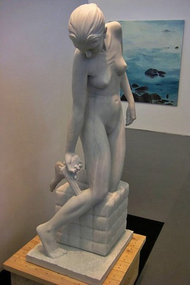 Мраморная эротика: обнаженные дамы с оружием