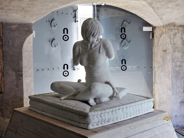 Мраморная эротика: обнаженные дамы с оружием