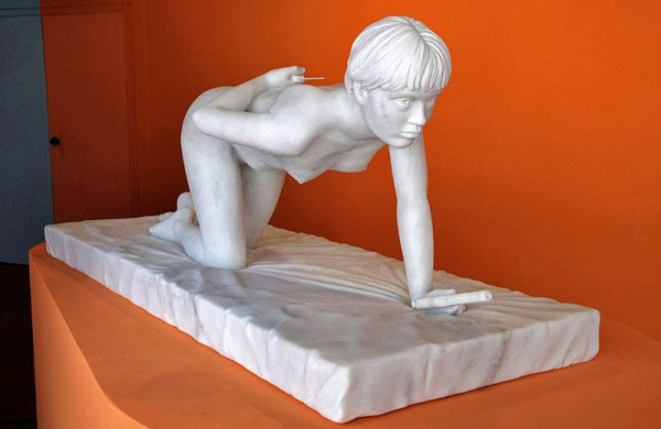 Мраморная эротика: обнаженные дамы с оружием