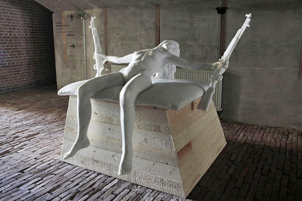 Мраморная эротика: обнаженные дамы с оружием