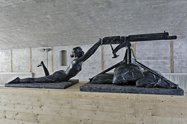 Мраморная эротика: обнаженные дамы с оружием