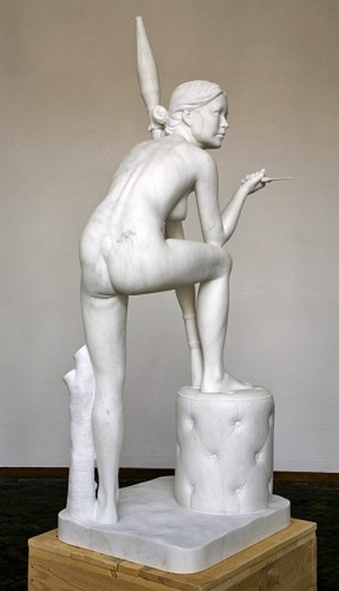 Мраморная эротика: обнаженные дамы с оружием