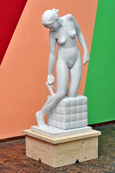 Мраморная эротика: обнаженные дамы с оружием