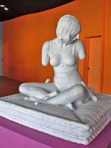 Мраморная эротика: обнаженные дамы с оружием