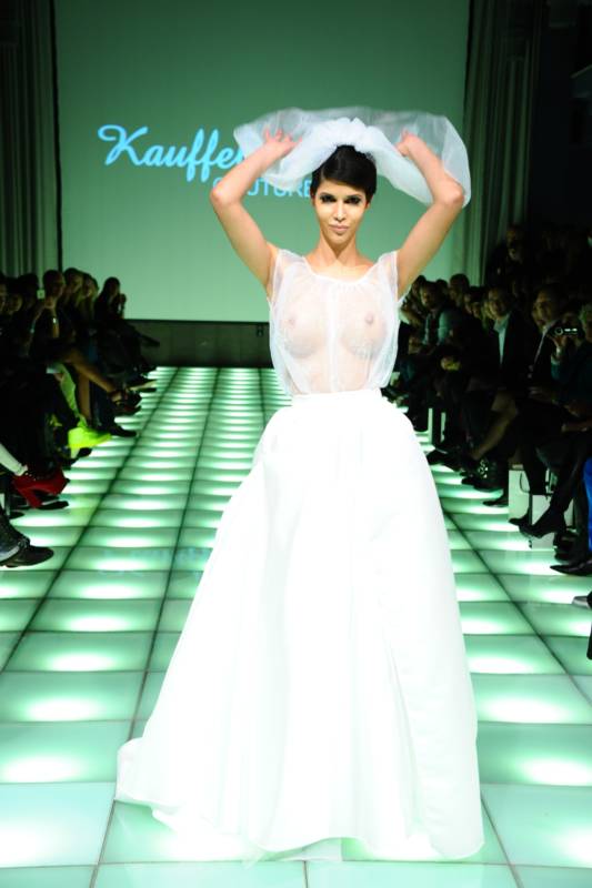 Немецкая секс-бомба позирует голой на фоне гор (эротика) Немецкая секс-бомба позирует голой на фоне гор (эротика)