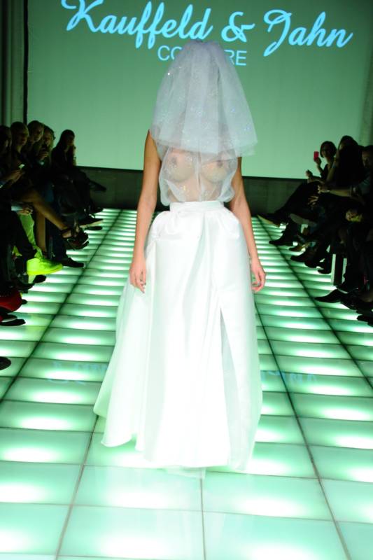 Немецкая секс-бомба позирует голой на фоне гор (эротика) Немецкая секс-бомба позирует голой на фоне гор (эротика)