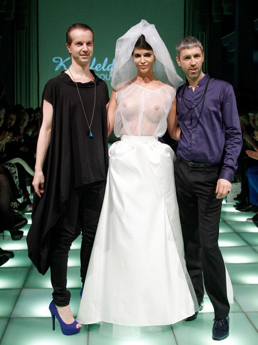 Немецкая секс-бомба позирует голой на фоне гор (эротика) Немецкая секс-бомба позирует голой на фоне гор (эротика)