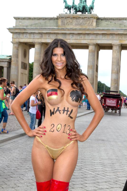 Немецкая секс-бомба позирует голой на фоне гор (эротика) Немецкая секс-бомба позирует голой на фоне гор (эротика)