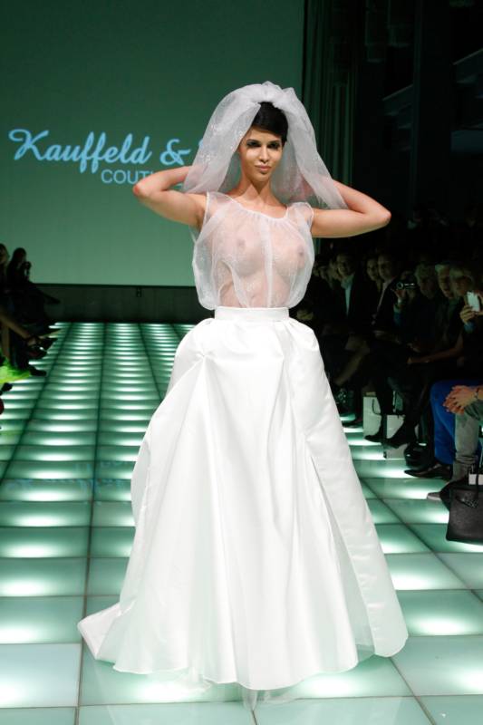 Немецкая секс-бомба позирует голой на фоне гор (эротика) Немецкая секс-бомба позирует голой на фоне гор (эротика)