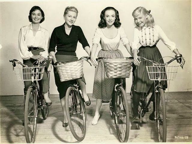 Очаровательные велосипедистки