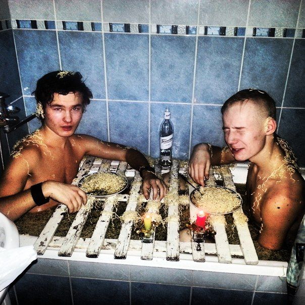 Пьянка в ванной требует особенного дибилизма