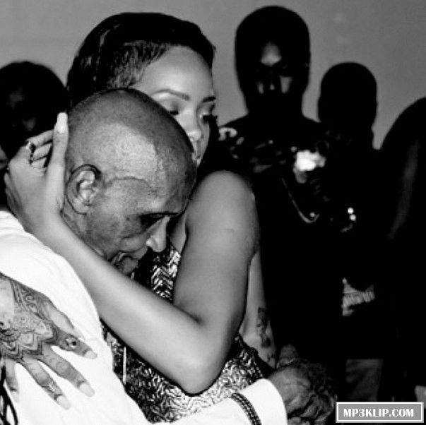 Рианна тусит со своим дедом