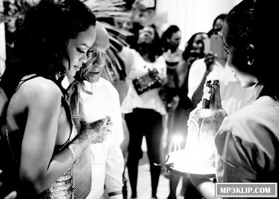 Рианна тусит со своим дедом