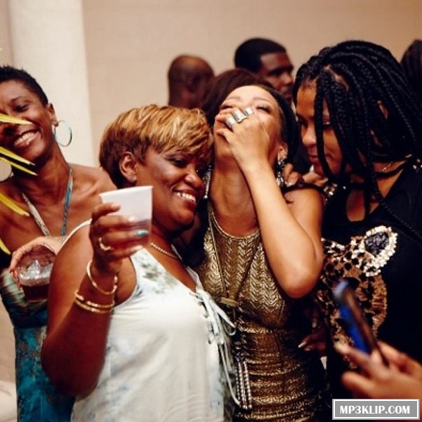 Рианна тусит со своим дедом