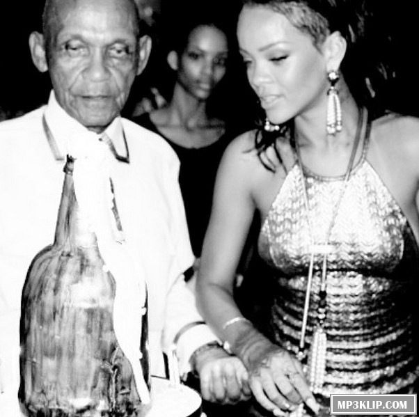 Рианна тусит со своим дедом