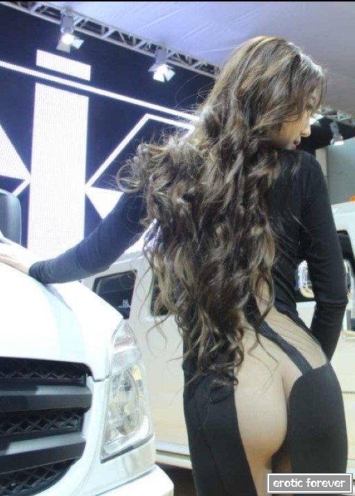 Сексуальная модель на выставке автомобилей