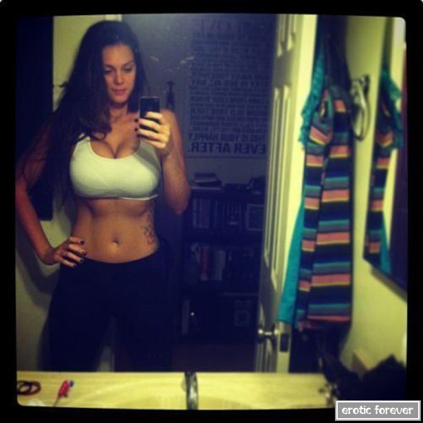 Сексуальные девушки в спортивных топах