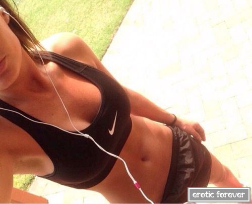 Сексуальные девушки в спортивных топах